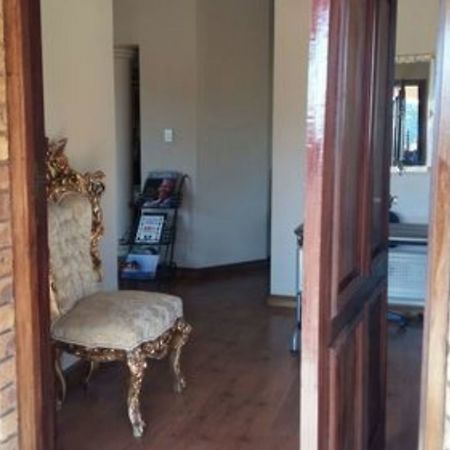 Budias Guest House Кемптън Парк Екстериор снимка